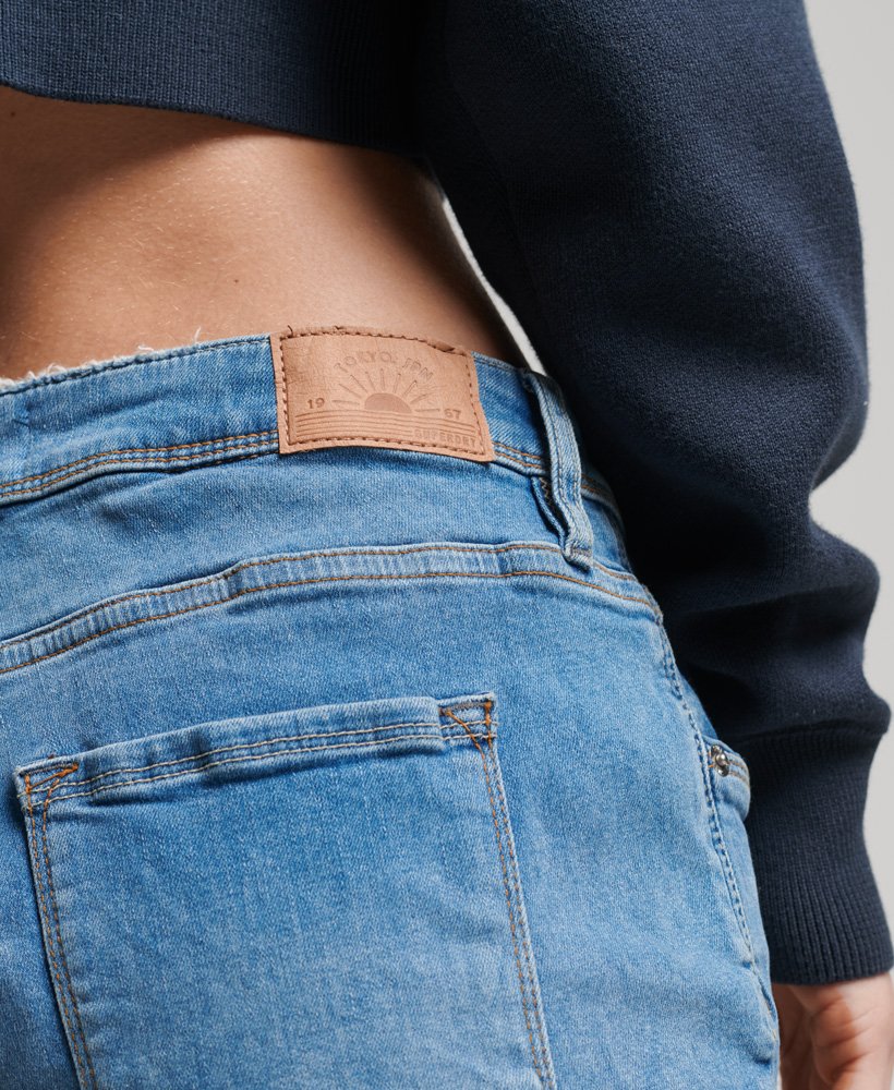 shorts curtos de renda em tom índigo médio com efeito destroyed.