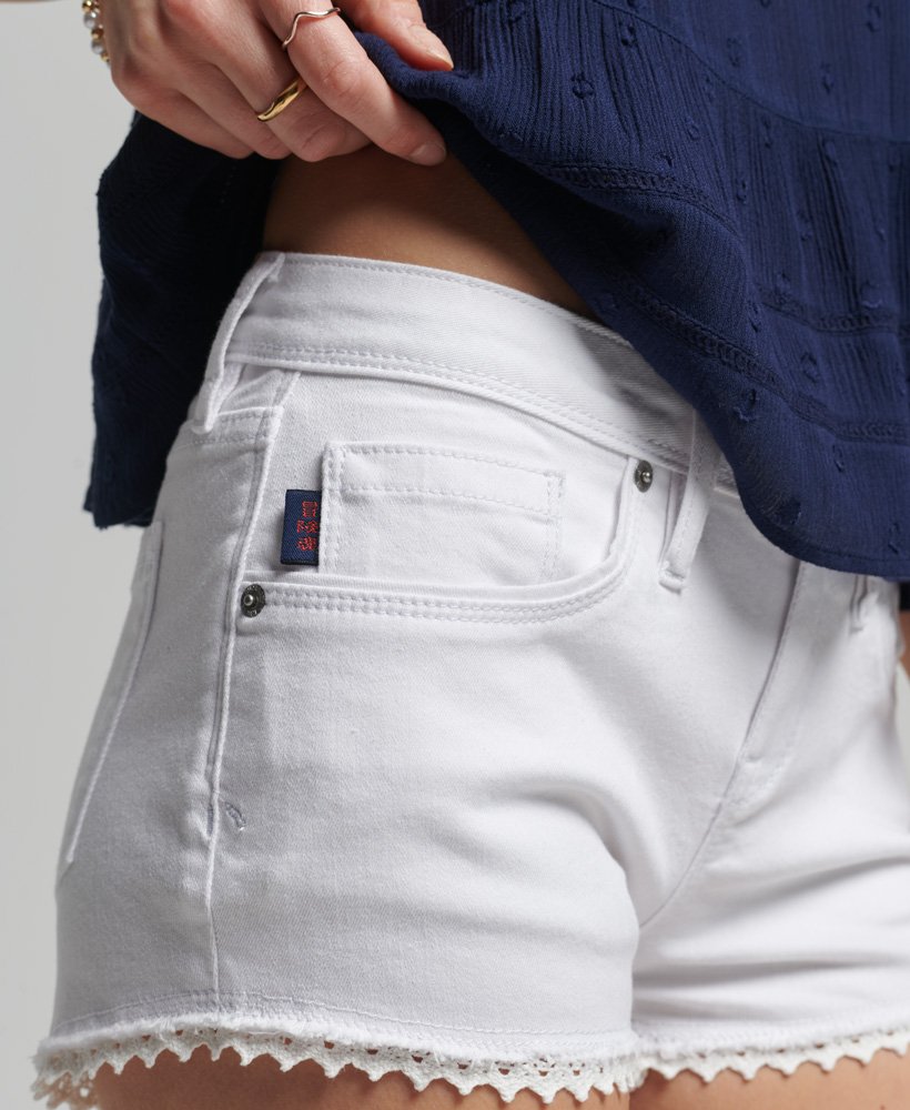 shorts curtos de renda na cor optic