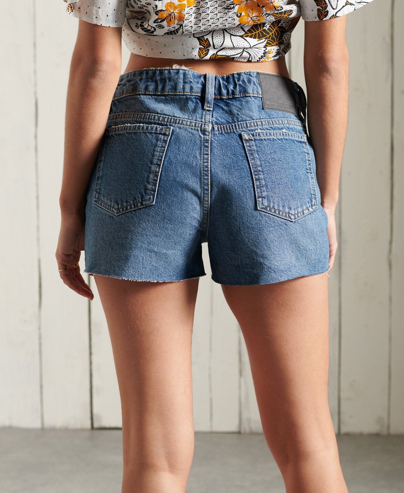 shorts de cintura alta desfiados em tom índigo escuro envelhecido