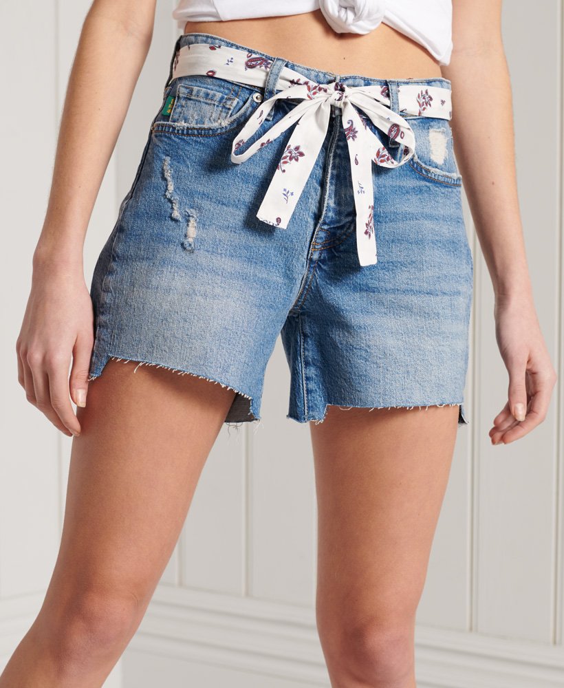 shorts vintage de cintura média e modelagem slim com lavagem clara e detalhes reparados.