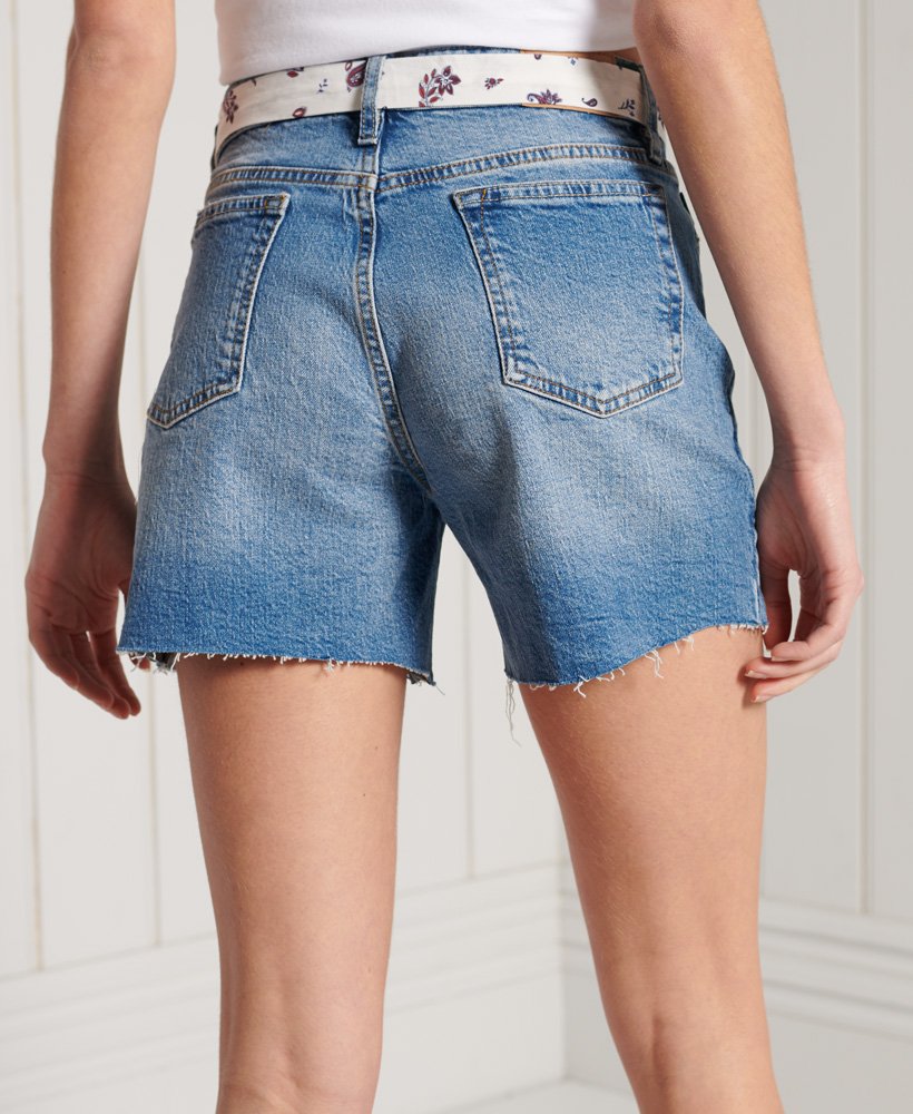 shorts vintage de cintura média e modelagem slim com lavagem clara e detalhes reparados.