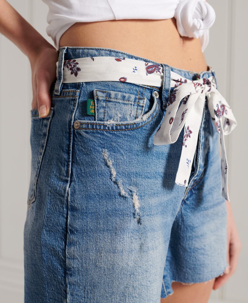 shorts vintage de cintura média e modelagem slim com lavagem clara e detalhes reparados.