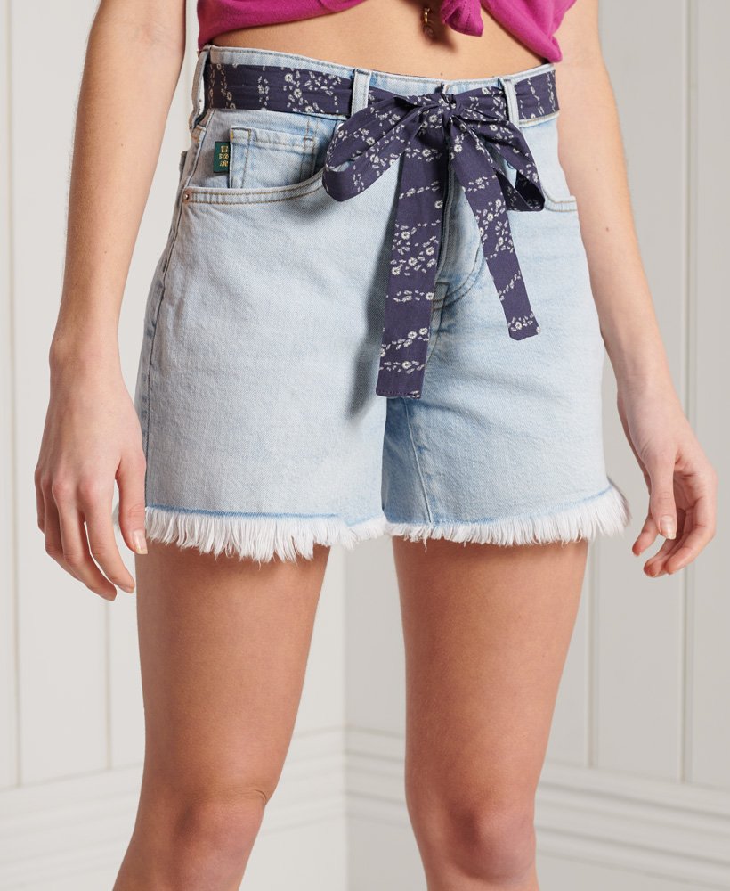 shorts vintage de cintura média e modelagem slim em lavagem clara.