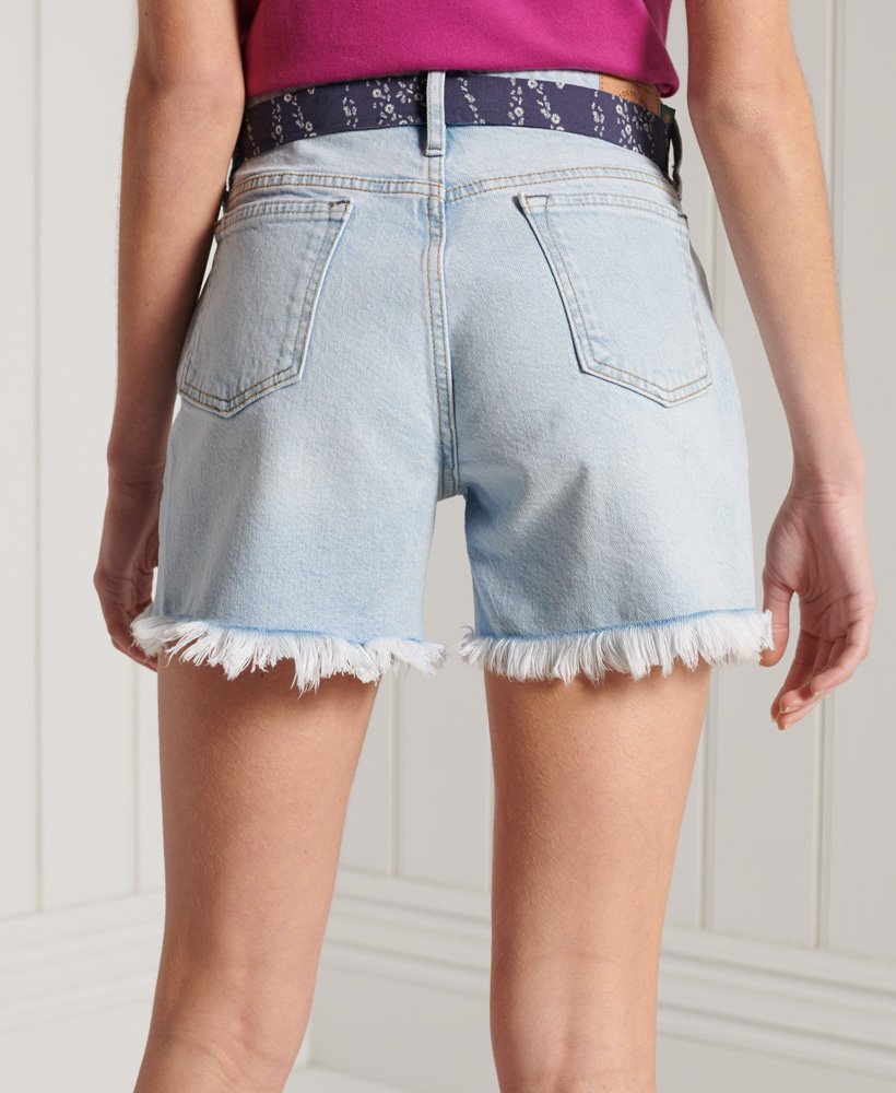 shorts vintage de cintura média e modelagem slim em lavagem clara.