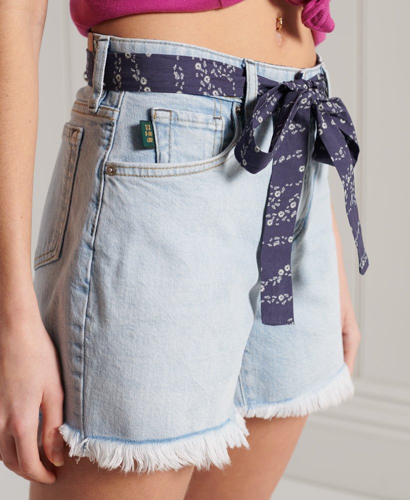 shorts vintage de cintura média e modelagem slim em lavagem clara.