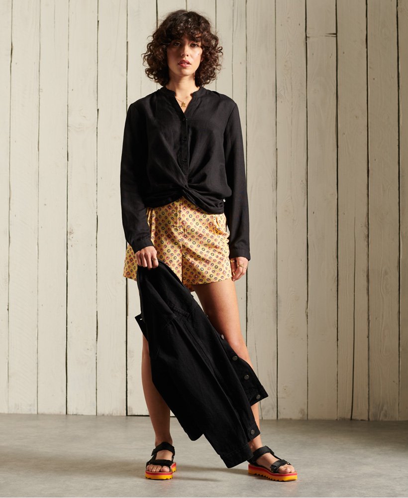 shorts paperbag estampados em amarelo com efeito de azulejo.