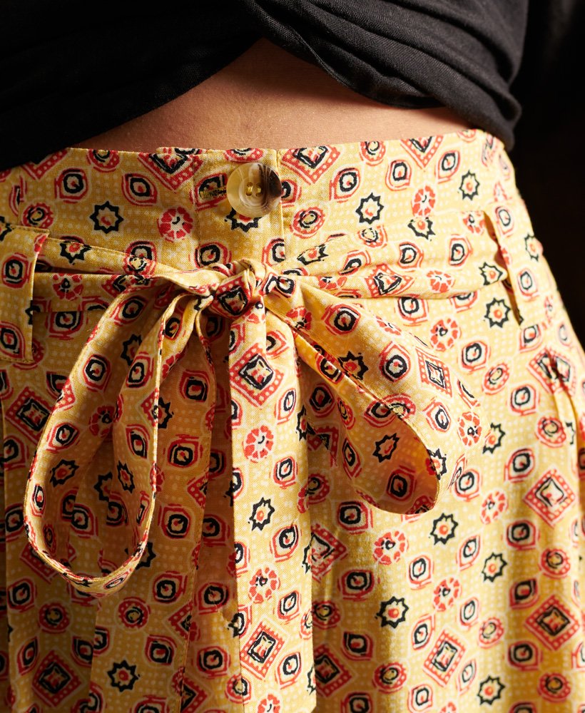shorts paperbag estampados em amarelo com efeito de azulejo.