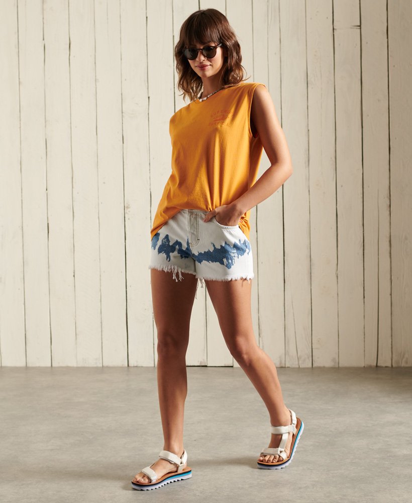 shorts curtos de cintura alta em tie-dye branco desbotado