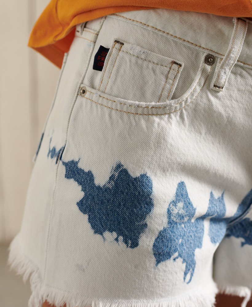 shorts curtos de cintura alta em tie-dye branco desbotado