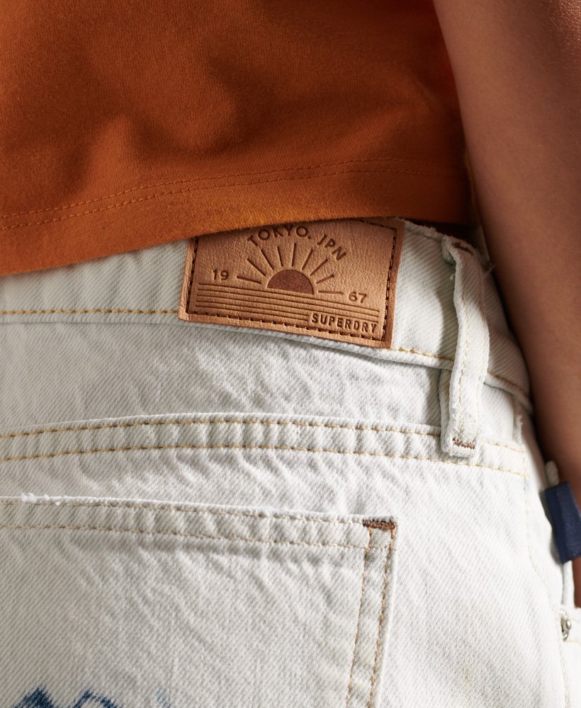 shorts curtos de cintura alta em tie-dye branco desbotado