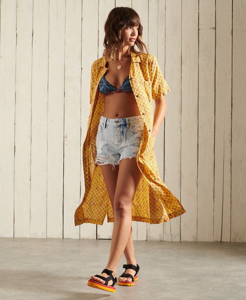 shorts curtos de cintura alta com estampa tie-dye em lavagem clara.