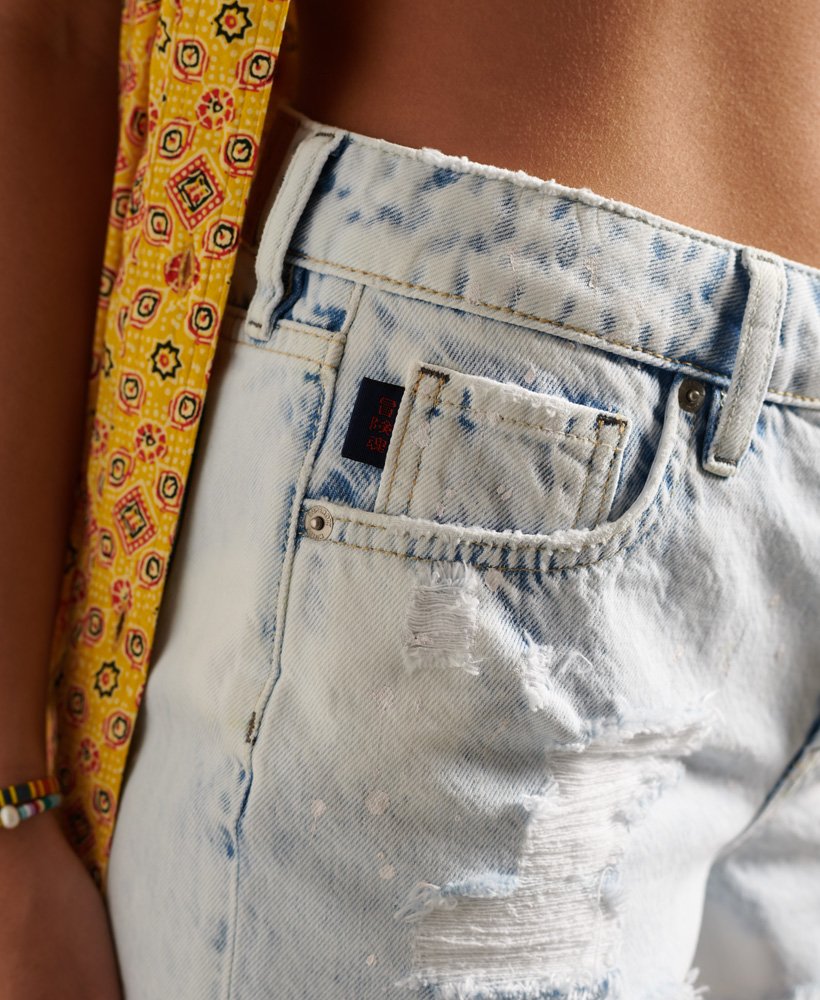 shorts curtos de cintura alta com estampa tie-dye em lavagem clara.