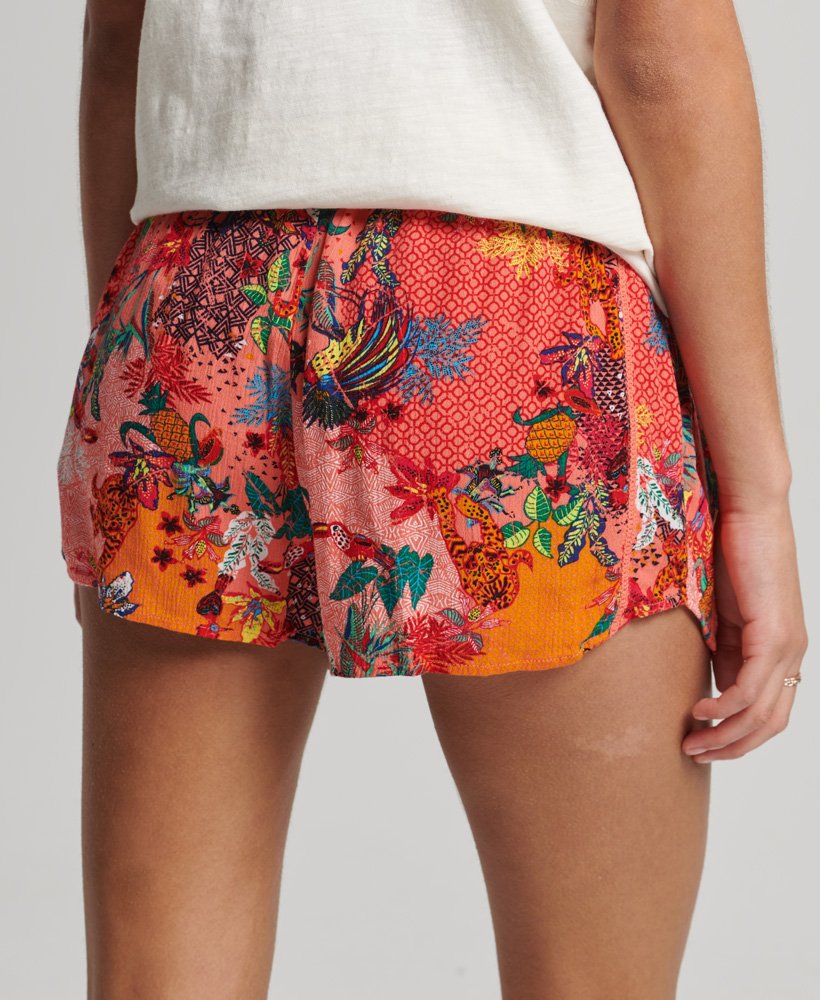 shorts vintage de praia estampados em tons de coral com estampa mista.