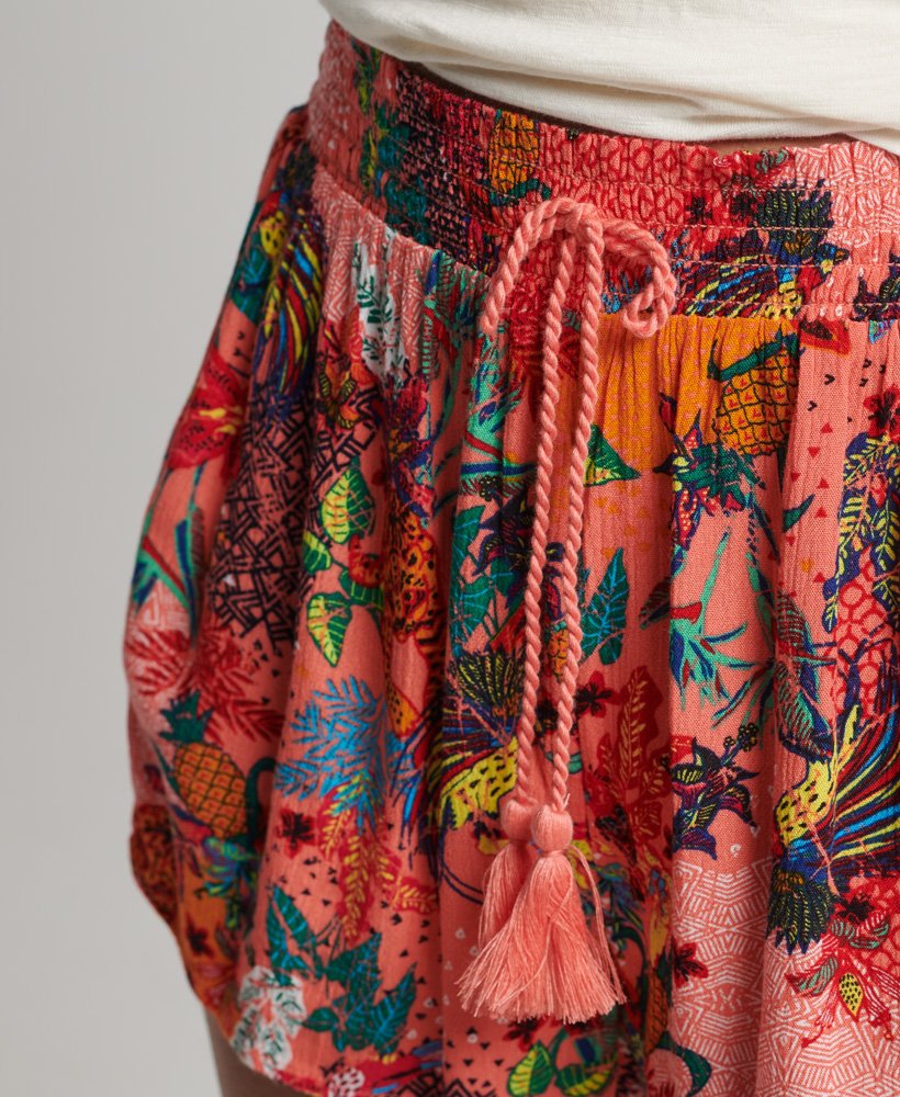 shorts vintage de praia estampados em tons de coral com estampa mista.