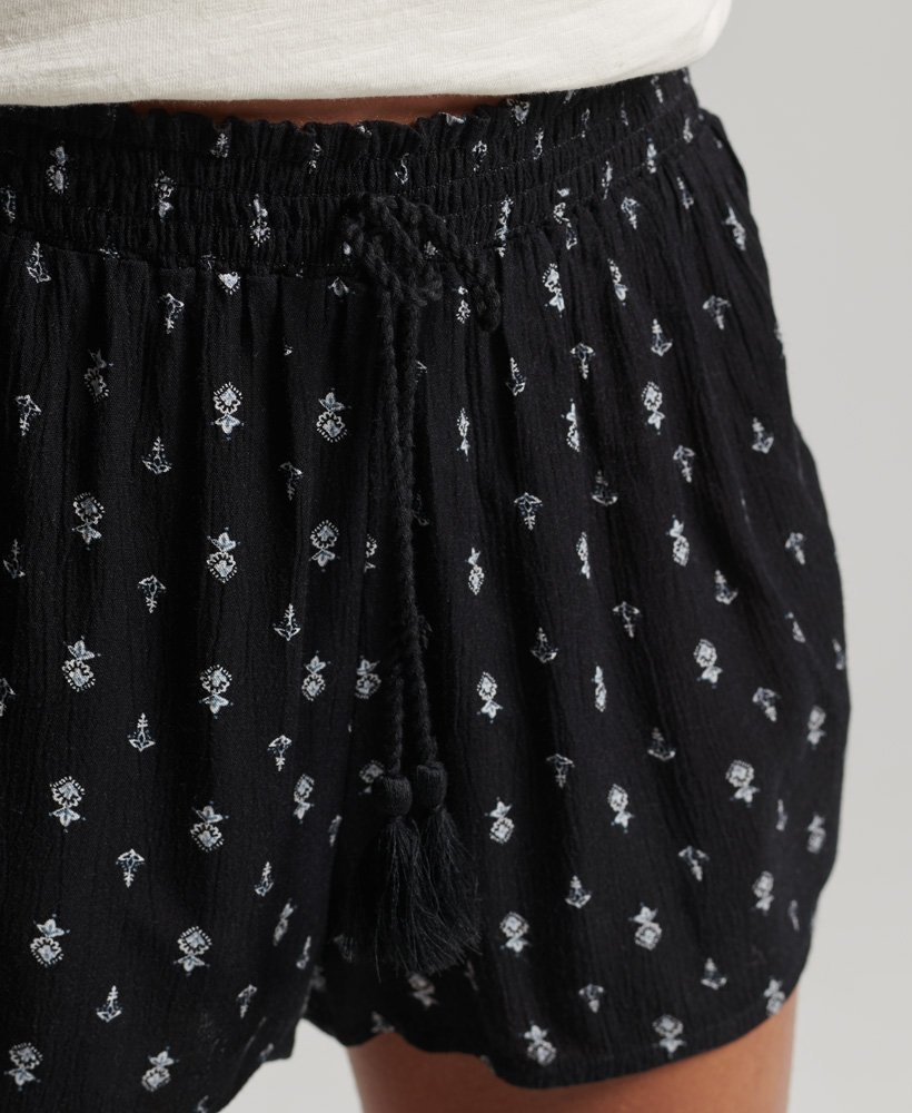 shorts vintage de praia com estampa geométrica preta.