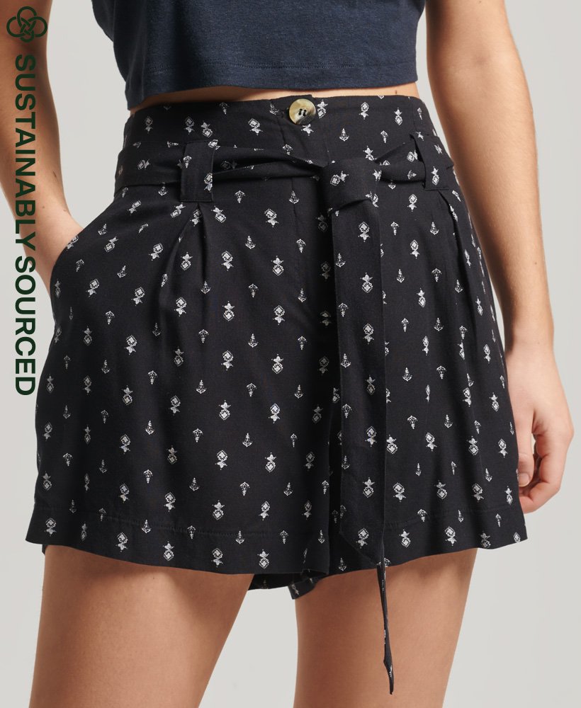 shorts vintage com estampa geométrica em tecido preto estilo paperbag.
