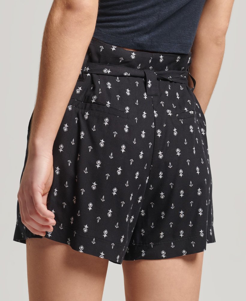 shorts vintage com estampa geométrica em tecido preto estilo paperbag.