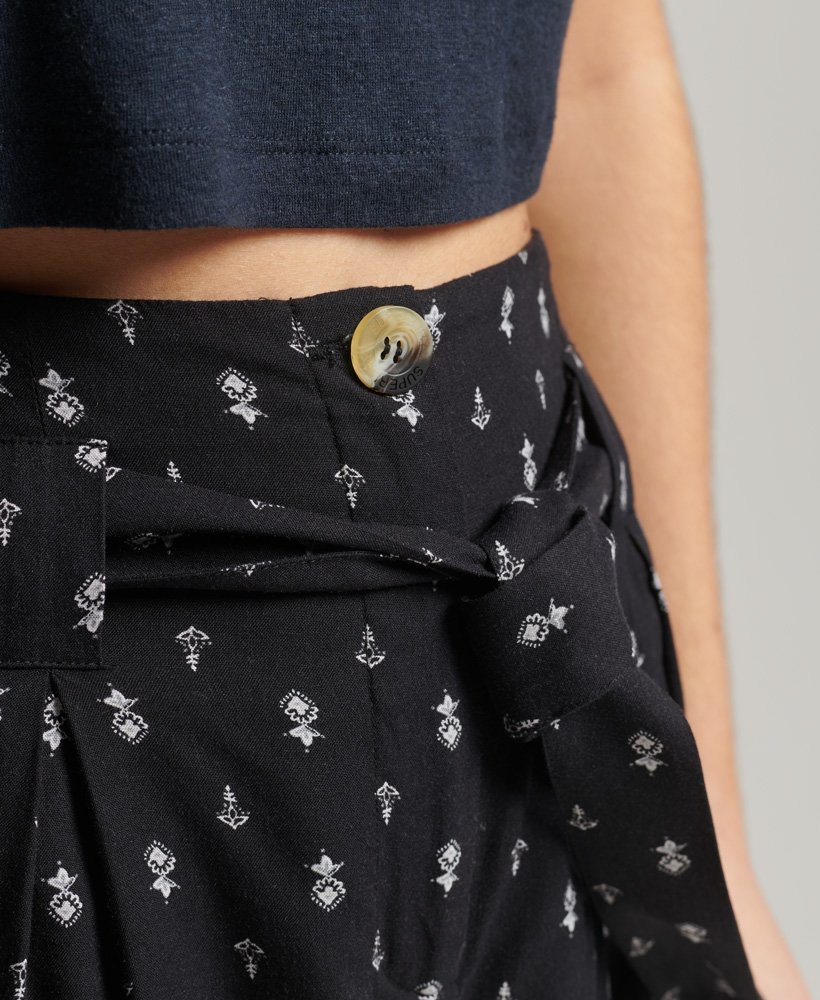 shorts vintage com estampa geométrica em tecido preto estilo paperbag.