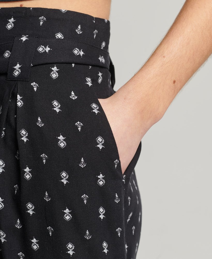 shorts vintage com estampa geométrica em tecido preto estilo paperbag.
