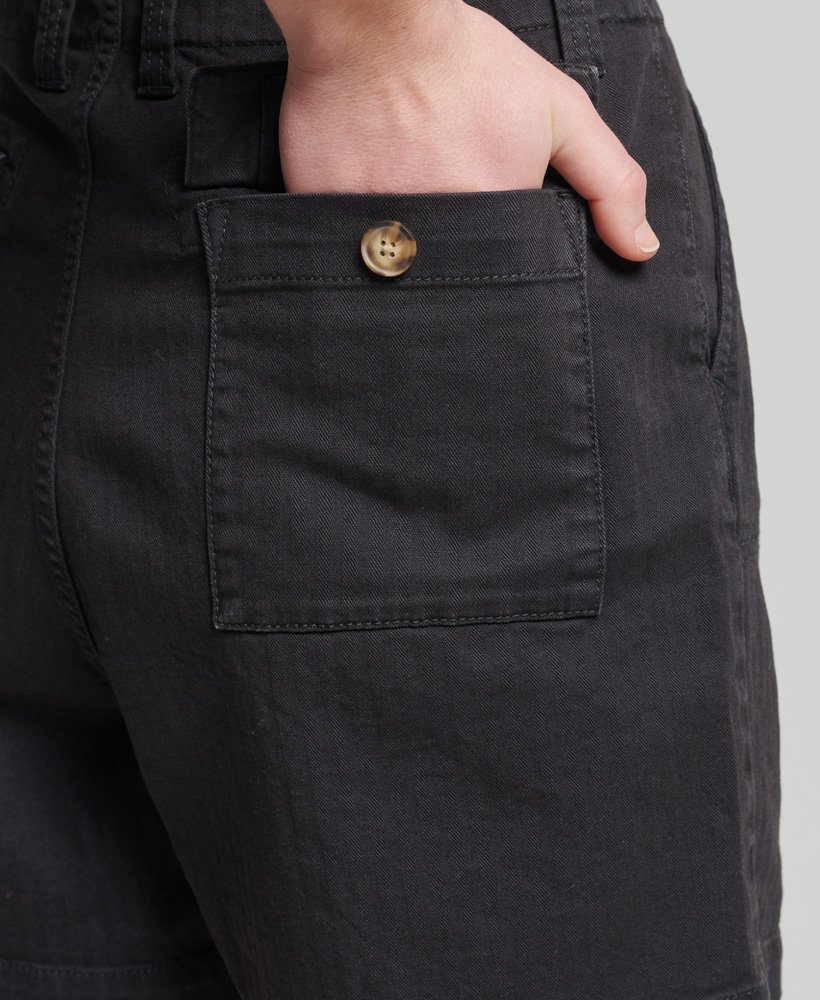 shorts utilitários vintage na cor preta.