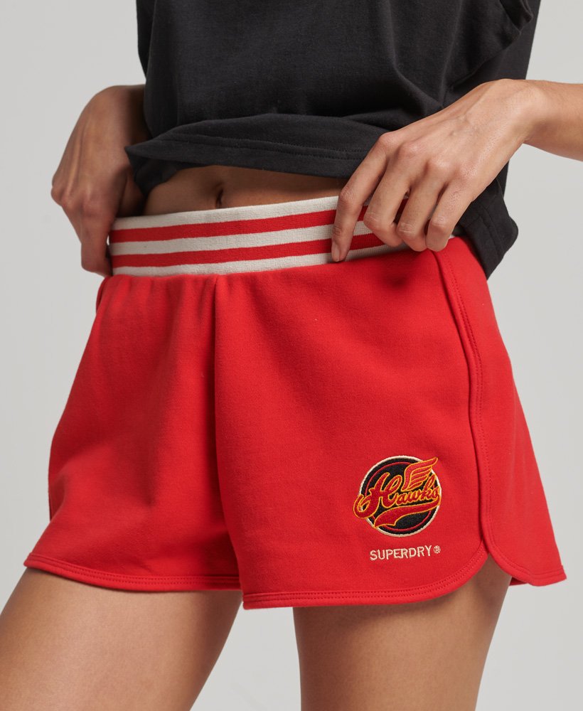 shorts universitários vintage na cor vermelho rebelde