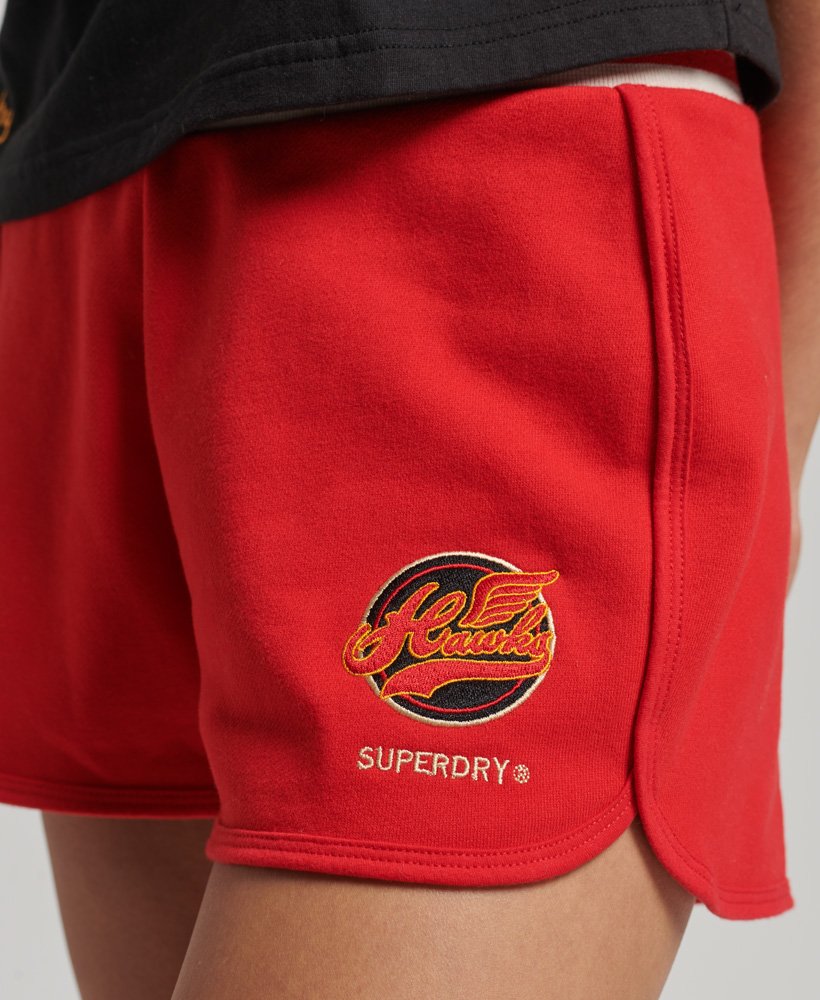 shorts universitários vintage na cor vermelho rebelde