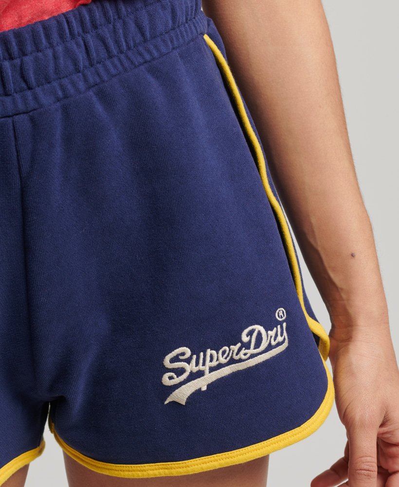 shorts universitários com logo vintage em azul marinho intenso.