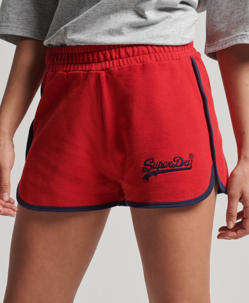 shorts universitários com logo vintage na cor vermelho universitÁrio
