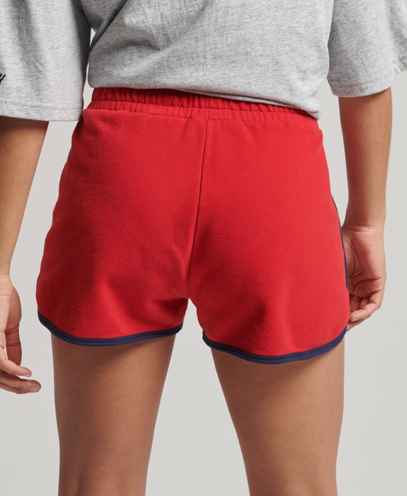 shorts universitários com logo vintage na cor vermelho universitÁrio