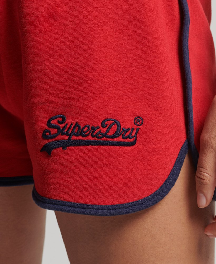 shorts universitários com logo vintage na cor vermelho universitÁrio
