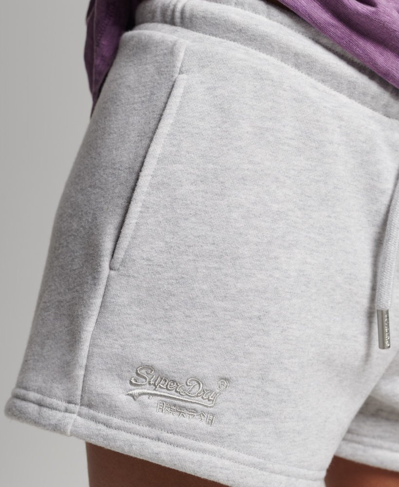 shorts de malha com logo vintage em algodão orgânico na cor cinza mesclado glaciar.