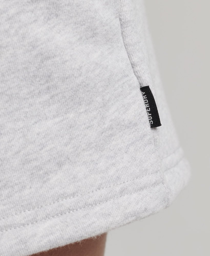 shorts de malha com logo vintage em algodão orgânico na cor cinza mesclado glaciar.