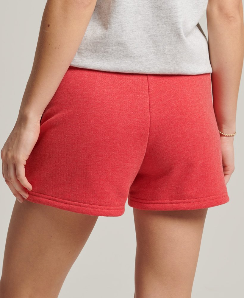 shorts de malha com logo vintage em algodão orgânico na cor vermelho mamão mesclado.