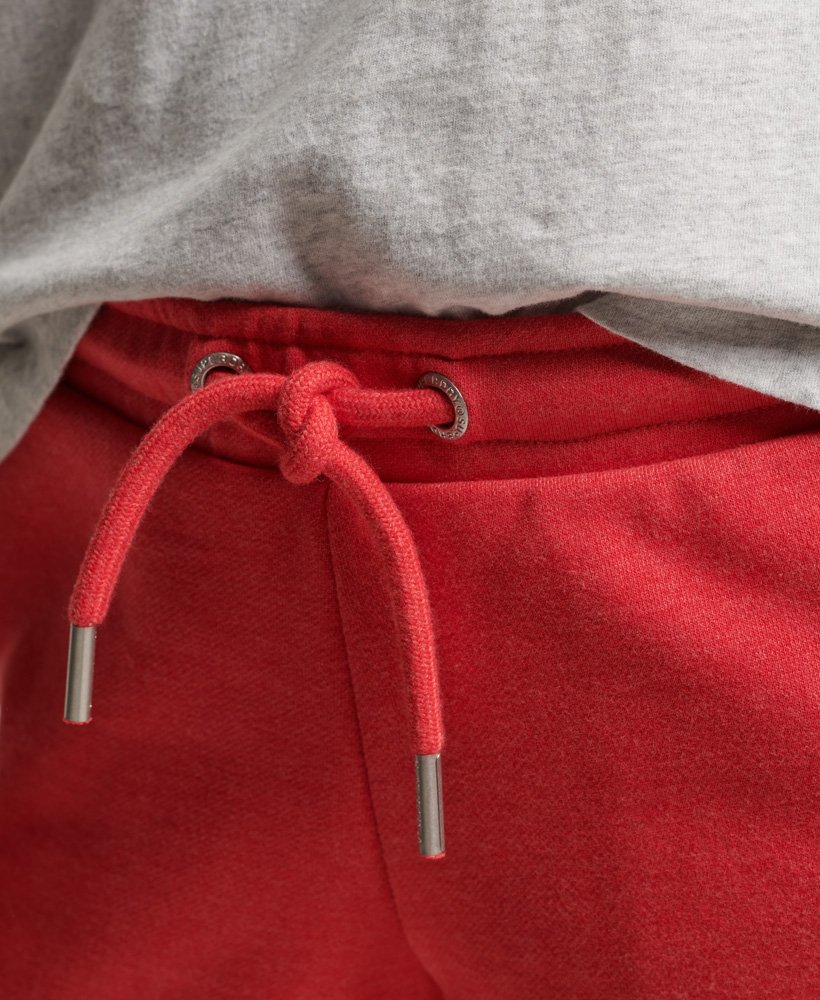 shorts de malha com logo vintage em algodão orgânico na cor vermelho mamão mesclado.