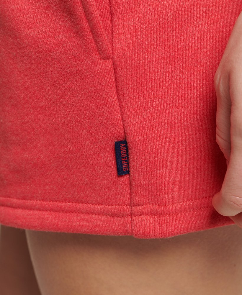 shorts de malha com logo vintage em algodão orgânico na cor vermelho mamão mesclado.