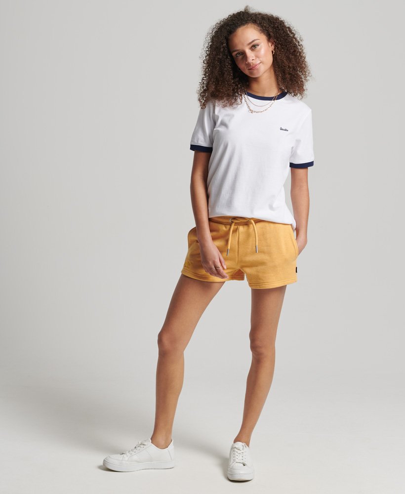 shorts de malha com logo vintage em algodão orgânico na cor ocre mesclado.