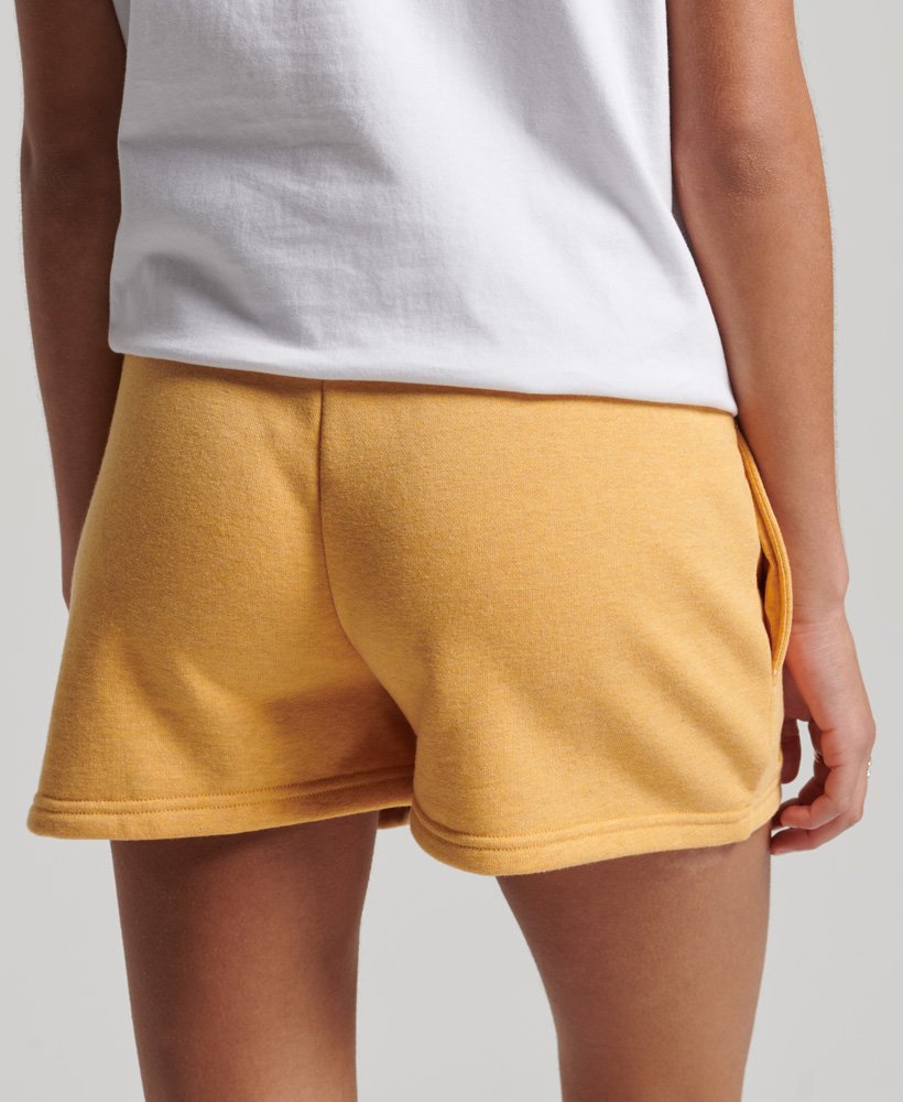 shorts de malha com logo vintage em algodão orgânico na cor ocre mesclado.