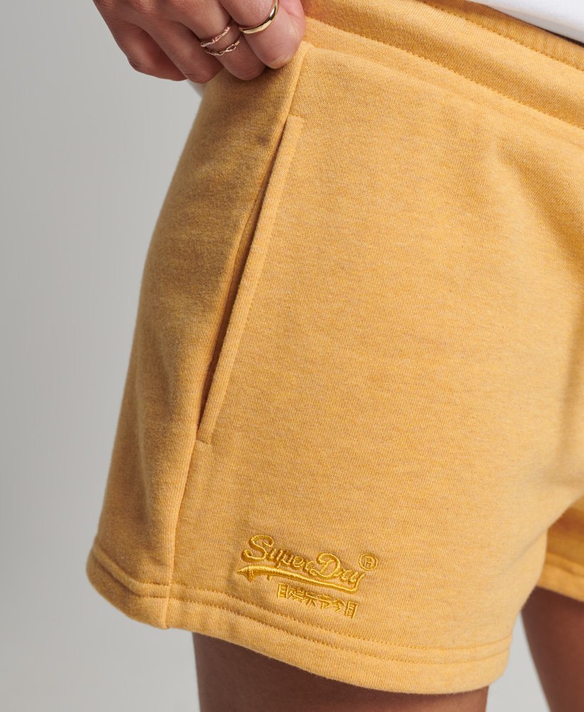 shorts de malha com logo vintage em algodão orgânico na cor ocre mesclado.
