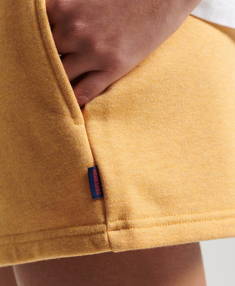 shorts de malha com logo vintage em algodão orgânico na cor ocre mesclado.