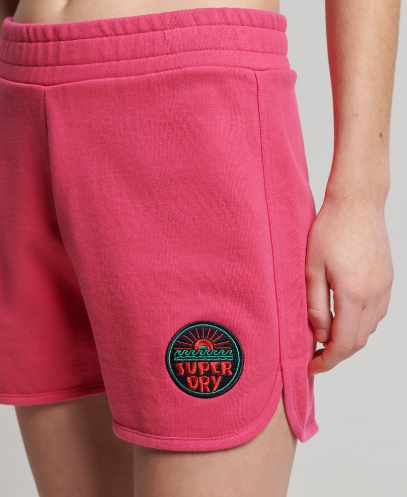 shorts vintage californianos na cor rosa framboesa.