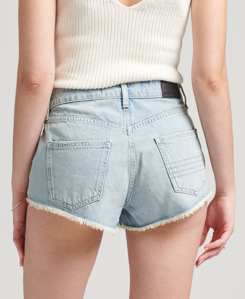 shorts vintage de cintura alta e barra desfiada em azul índigo claro.