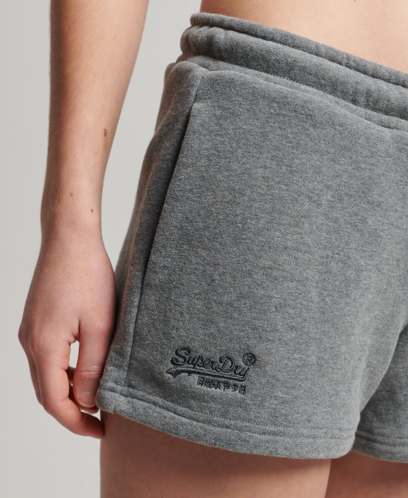 shorts de malha com logo vintage em algodão orgânico na cor cinza carvão mesclado.
