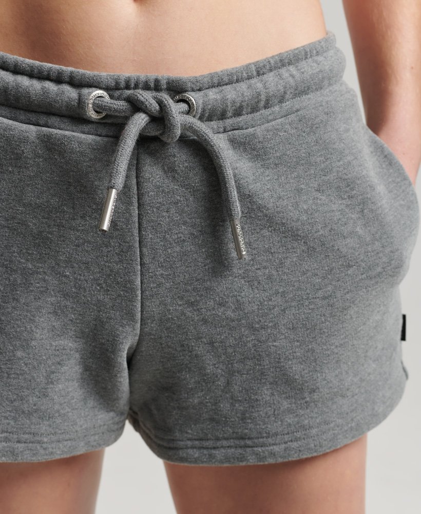 shorts de malha com logo vintage em algodão orgânico na cor cinza carvão mesclado.