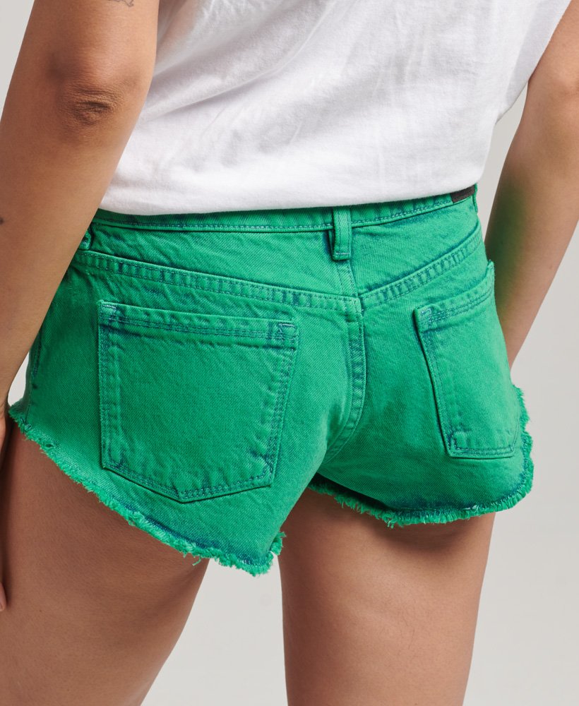shorts curtos lavados em tom verde