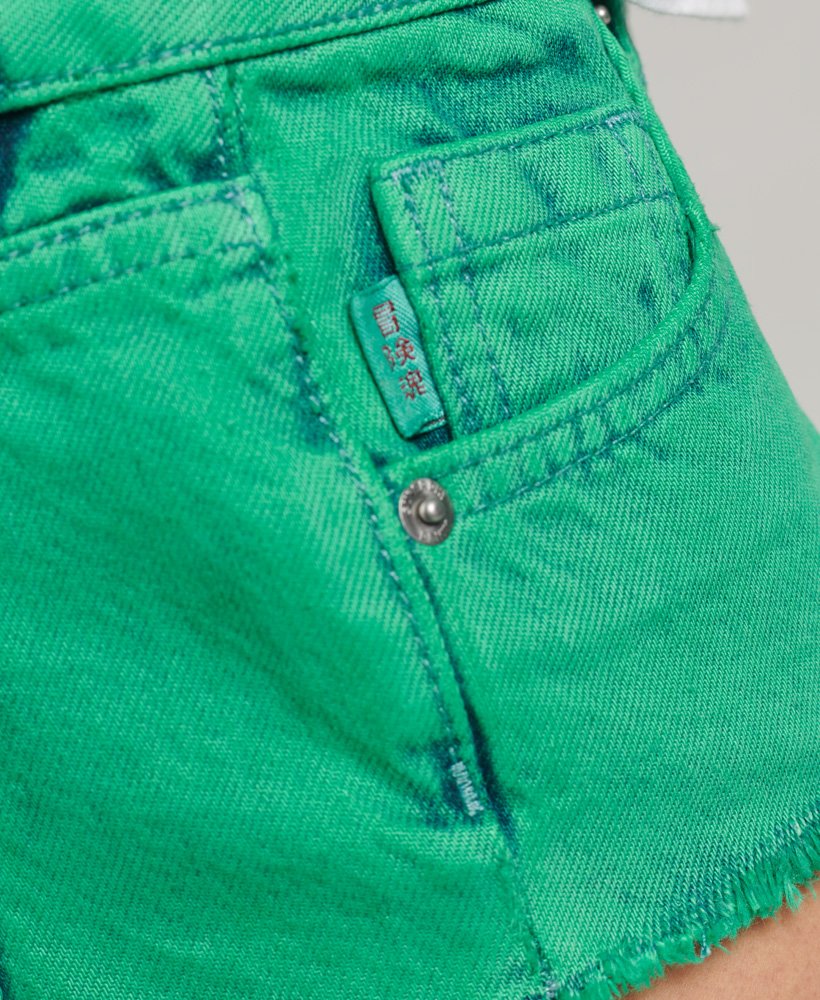 shorts curtos lavados em tom verde