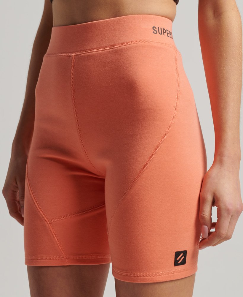 calções de ciclismo tech na cor coral pastel.