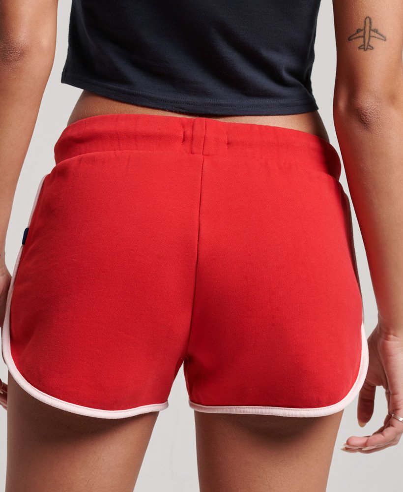 shorts vintage roll with it em malha vermelha universitária.