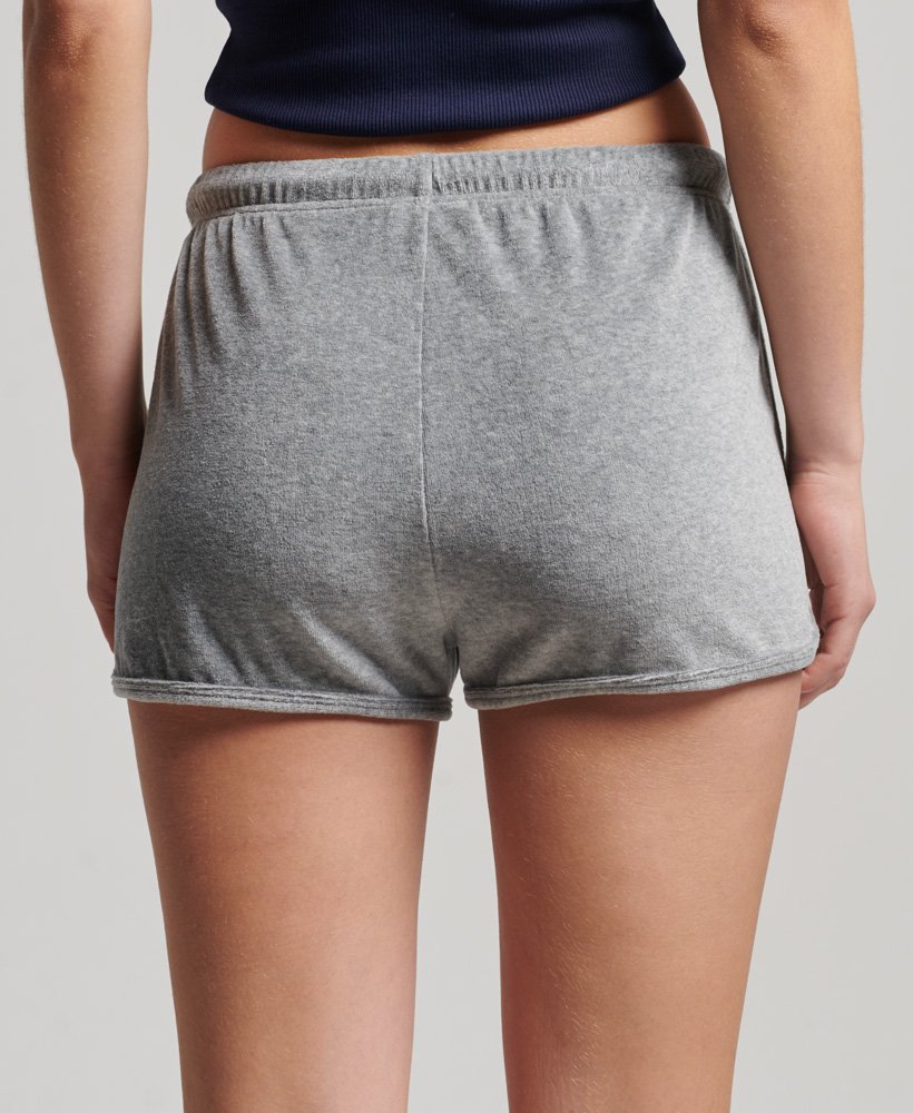 shorts racer de veludo com logo vintage na cor cinza mescla.
