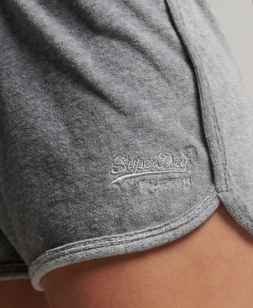 shorts racer de veludo com logo vintage na cor cinza mescla.
