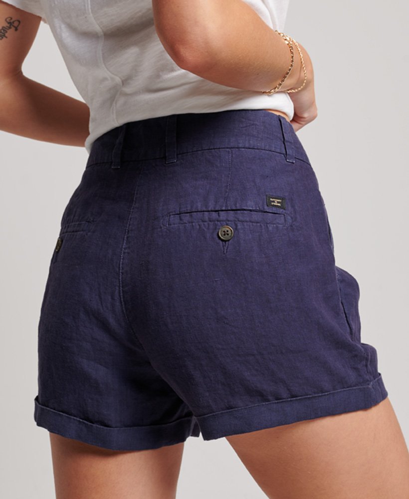 shorts de linho tingidos em tom azul marinho intenso.